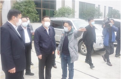 懷化市市長雷紹業(yè)一行蒞臨我司指導(dǎo)醫(yī)用防護(hù)服、醫(yī)用口罩生產(chǎn)情況